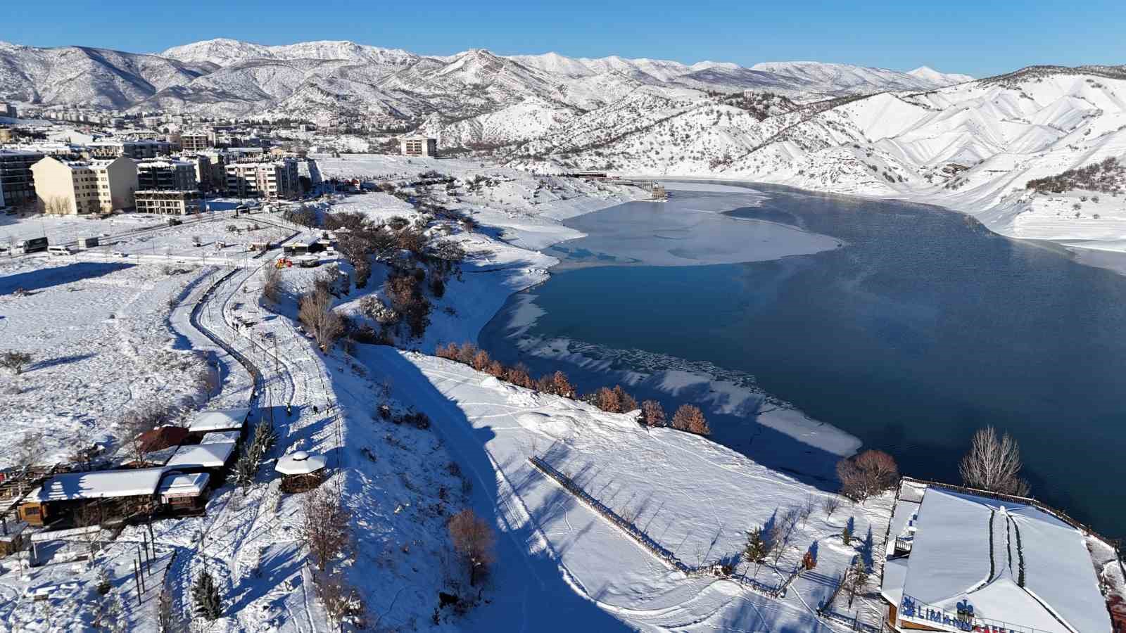 munzur nehrinin kiyisinda karlar altinda bir sehir tunceli havadan goruntulendi 3 kv3WZld2