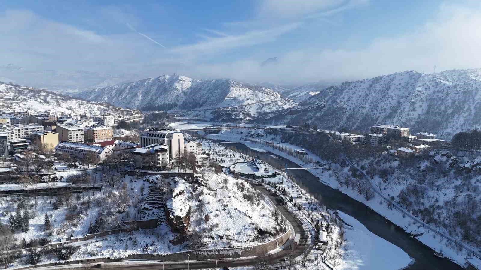 munzur nehrinin kiyisinda karlar altinda bir sehir tunceli havadan goruntulendi 5 e9VTrEOJ