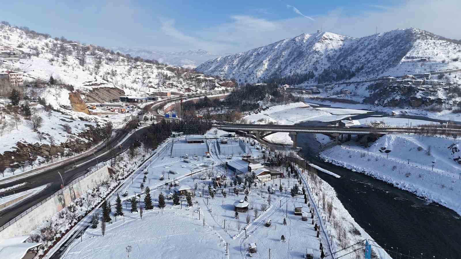 munzur nehrinin kiyisinda karlar altinda bir sehir tunceli havadan goruntulendi 6 mZ3gsbHs