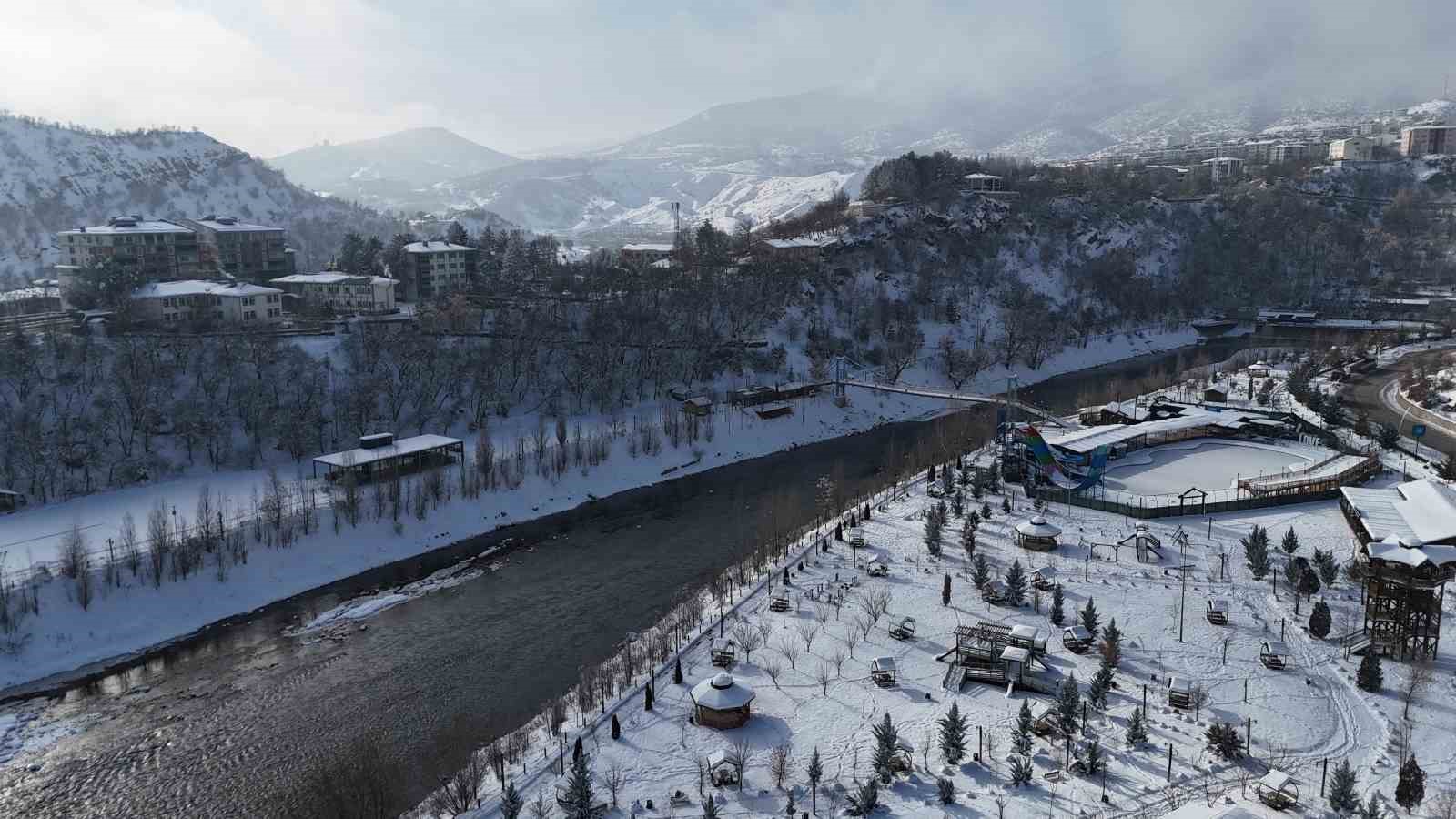 munzur nehrinin kiyisinda karlar altinda bir sehir tunceli havadan goruntulendi 7 qUgEJ55C