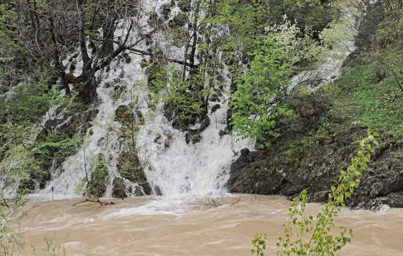munzur vadisinde kar sulari dogal selaleler olusturdu 0