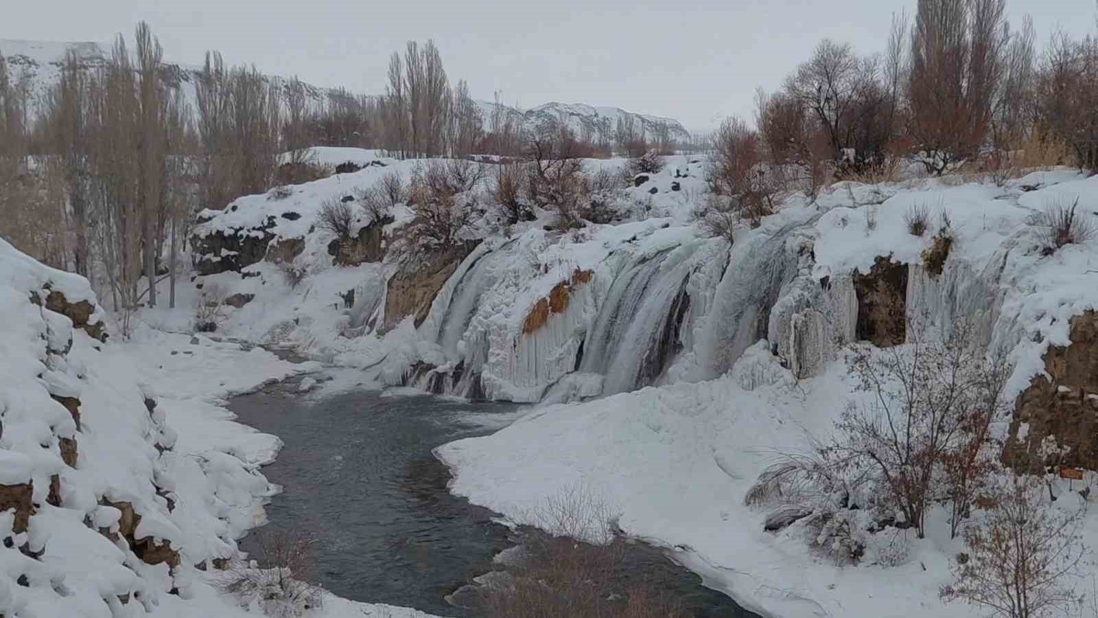 muradiye selalesi eksi 12 derecede buz tuttu 3 6YbTWuR3