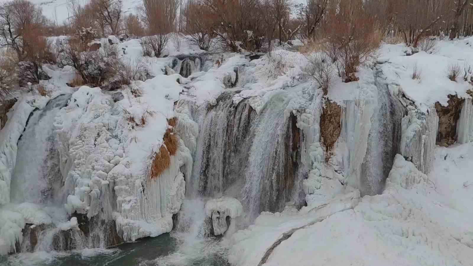 muradiye selalesi eksi 12 derecede buz tuttu 4 fA4w7jQt