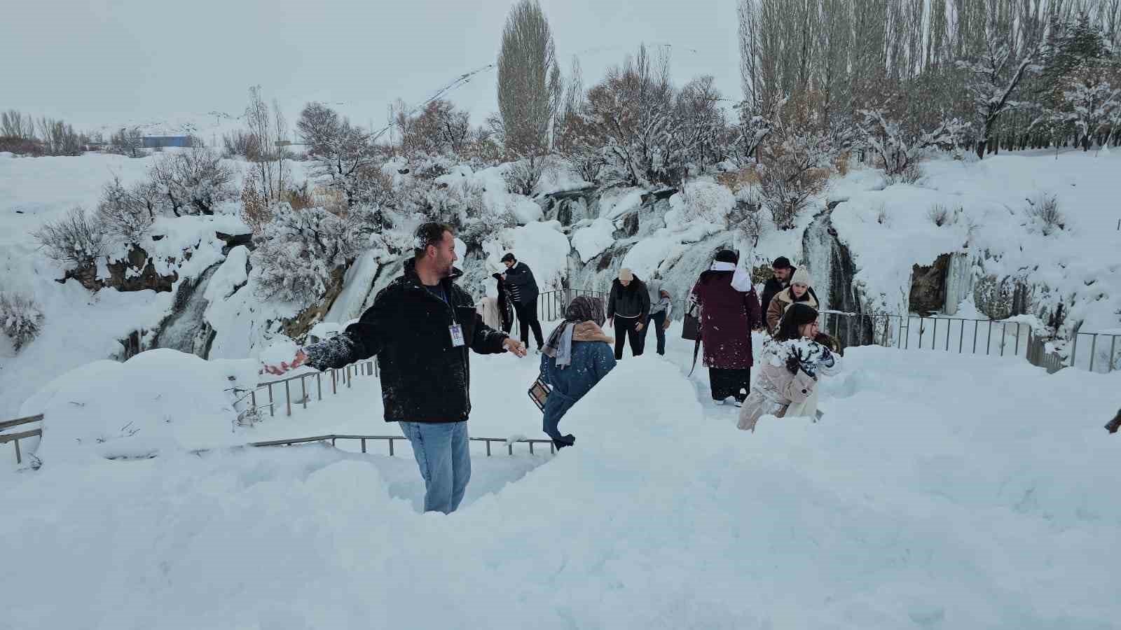 muradiye selalesine ziyaretci akini 1 V8WQWNZA