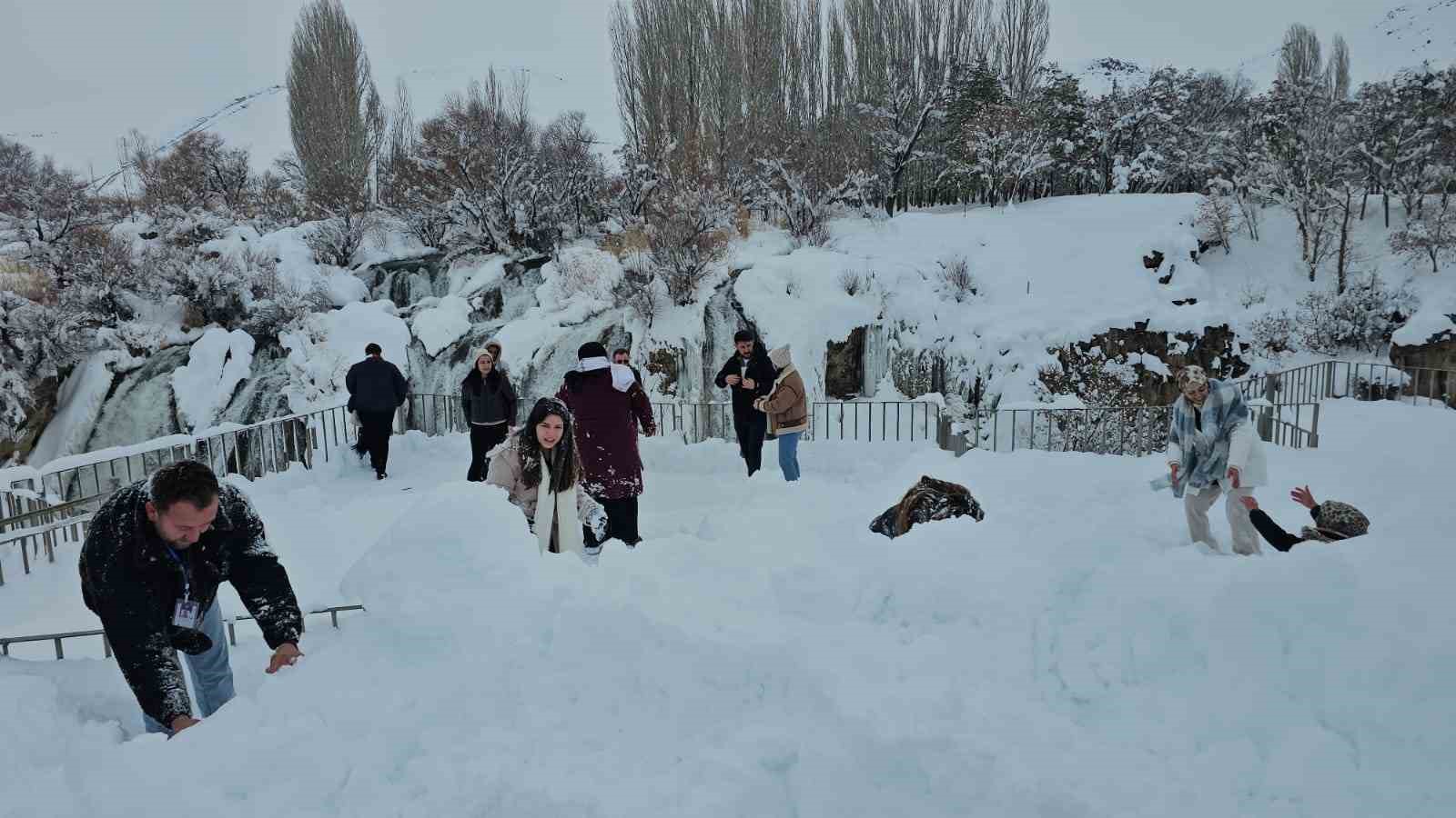 muradiye selalesine ziyaretci akini 2 IAgUyOnY
