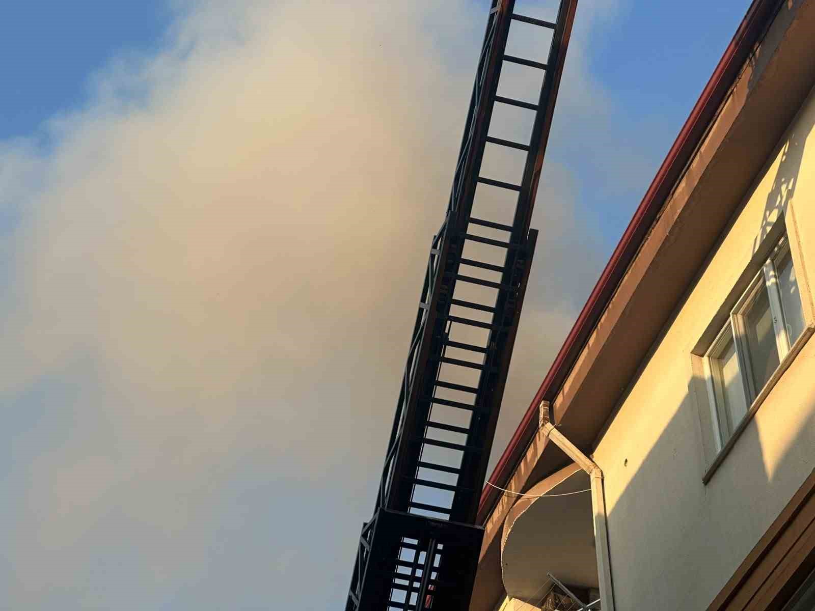 Muratlı’da çatı yangını 4 muratlida cati yangini 0 IimBm2Z8