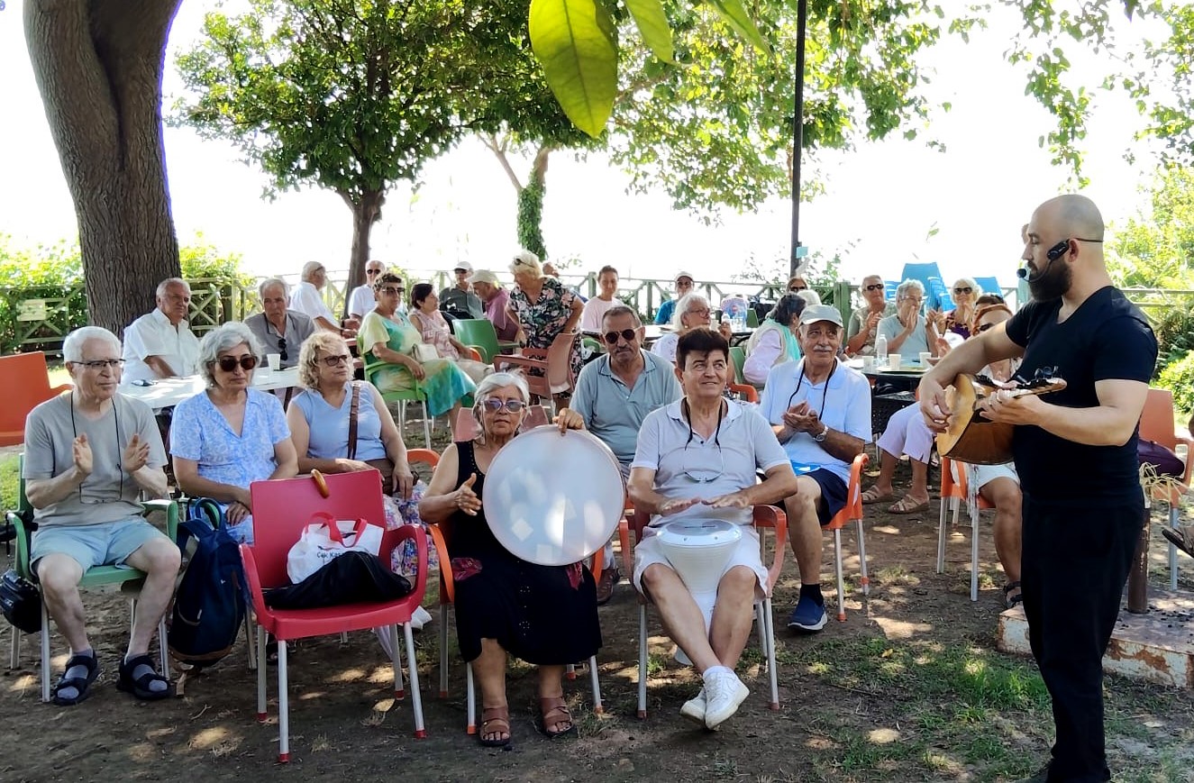 muratpasada yaslilar turkulerle bulusuyor 1 teFVWI18