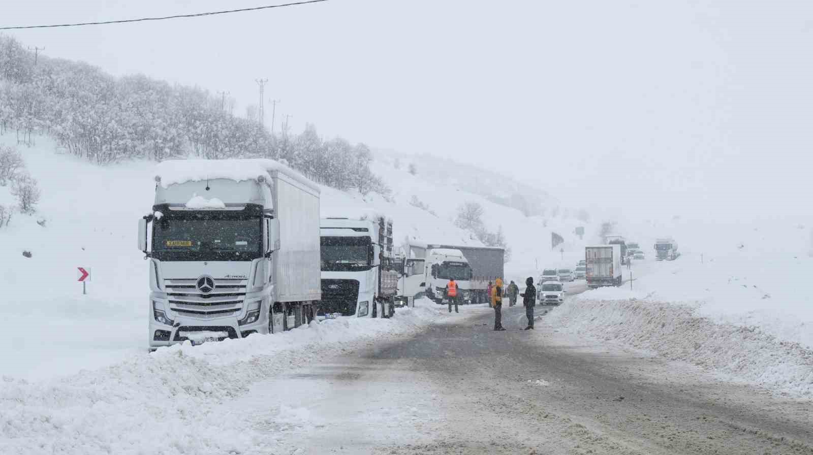 mus bingol kara yolunda kar engeli 60 arac ve 140 kisi kurtarildi 0 ZUBqz3HU