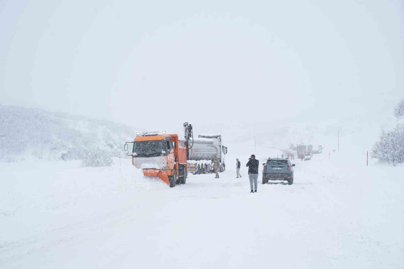 mus bingol kara yolunda kar engeli 60 arac ve 140 kisi kurtarildi 1 gN2XDsV9