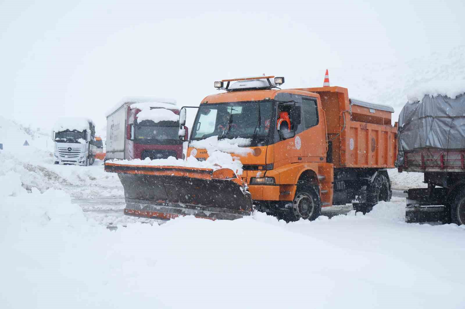 mus bingol kara yolunda kar engeli 60 arac ve 140 kisi kurtarildi 4 hIWJpIZV