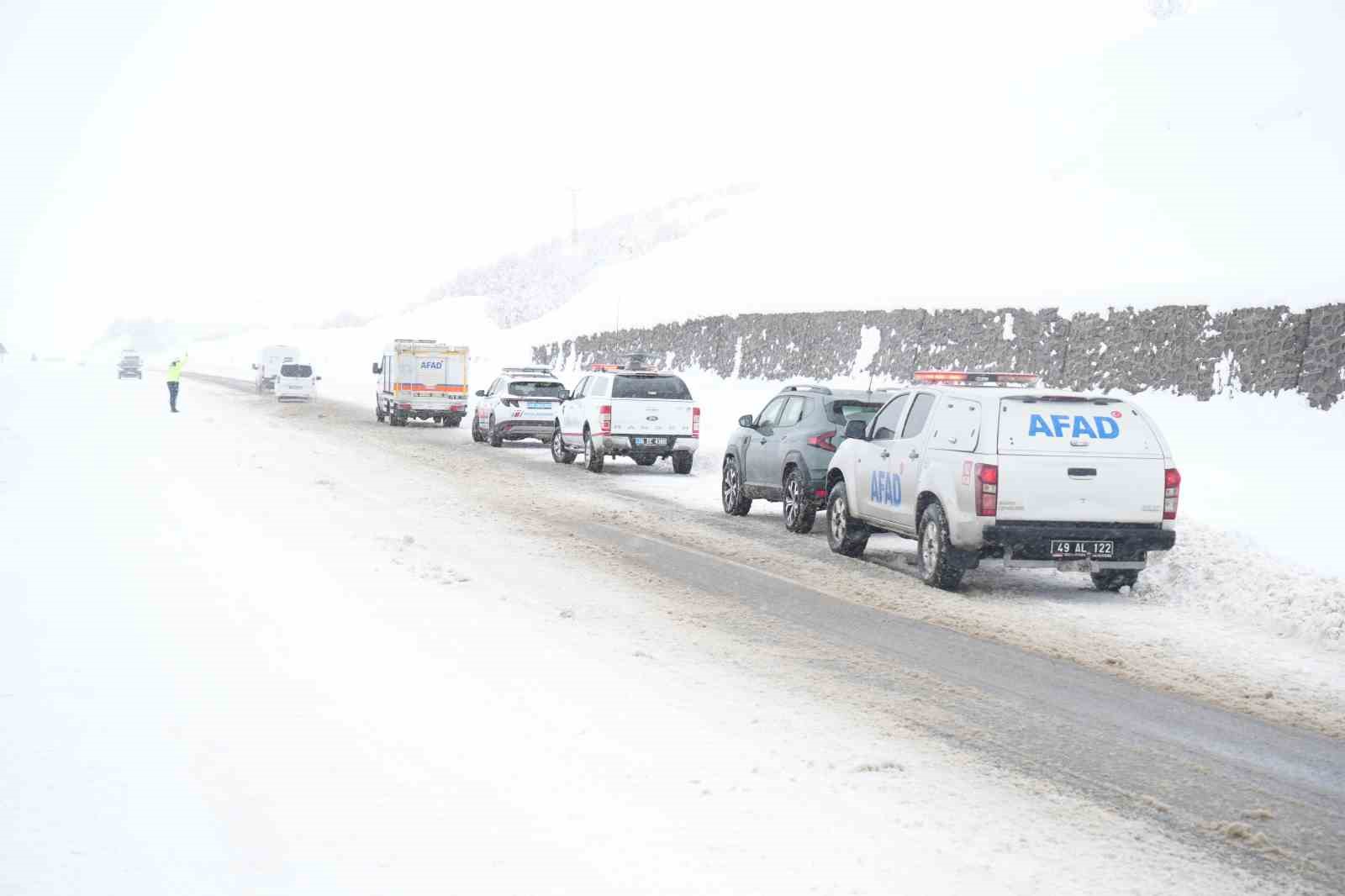 mus bingol kara yolunda kar engeli 60 arac ve 140 kisi kurtarildi 5 diZhBryX