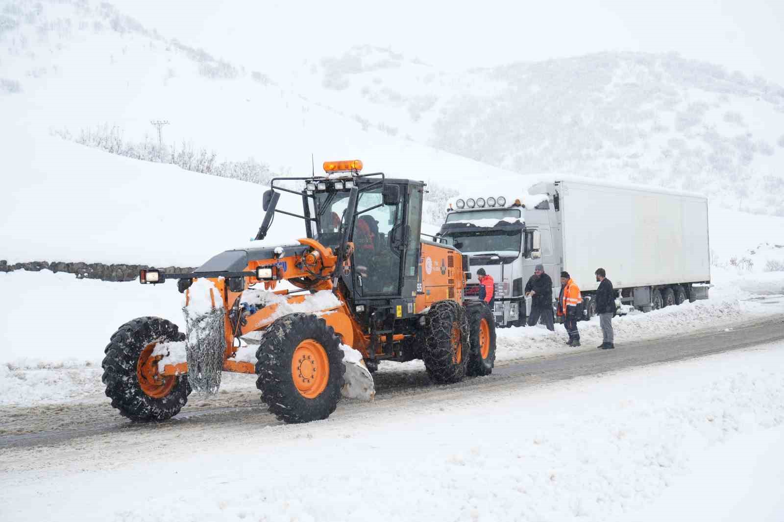 mus bingol kara yolunda kar engeli 60 arac ve 140 kisi kurtarildi 7 z8ubGp4Y