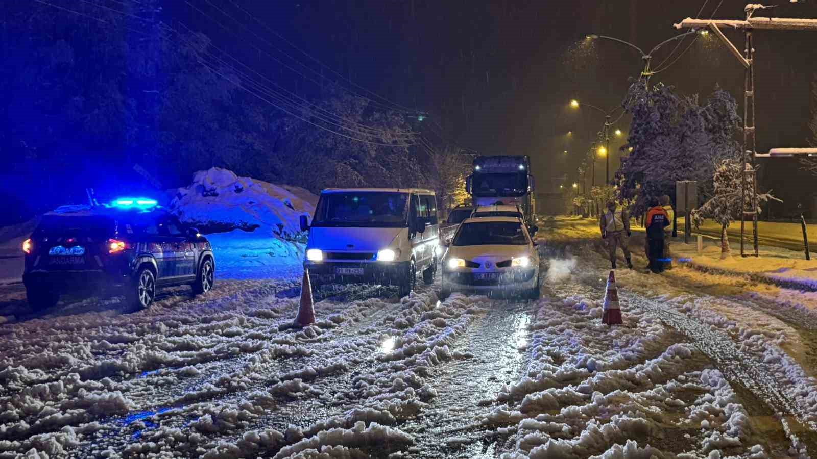mus bingol kara yolunda mahsur kalan 40 aractaki yaklasik 80 kisi kurtarildi 0 sEBjKlyf