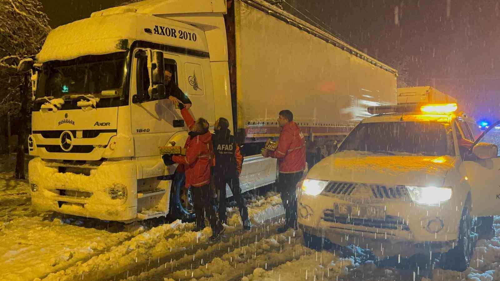 mus bingol kara yolunda mahsur kalan 40 aractaki yaklasik 80 kisi kurtarildi 1 4KcGTAjI