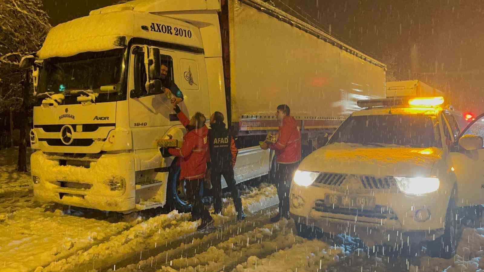 mus bingol kara yolunda mahsur kalan 40 aractaki yaklasik 80 kisi kurtarildi 4 uGMg9S1w