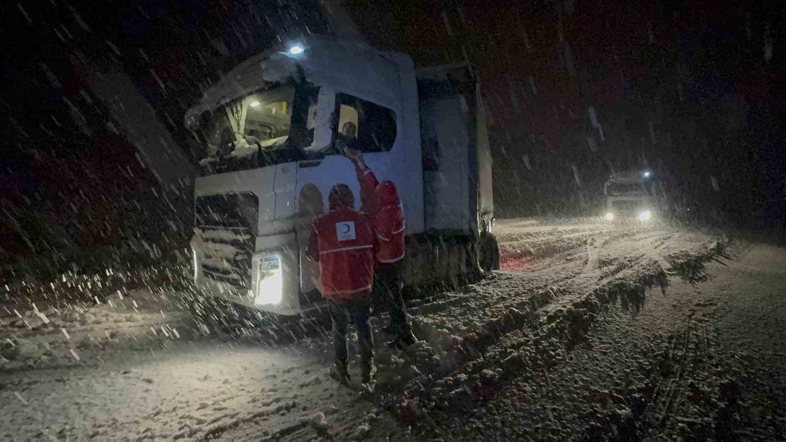 mus bingol kara yolunda mahsur kalan 40 aractaki yaklasik 80 kisi kurtarildi 6 3jtbUeiM