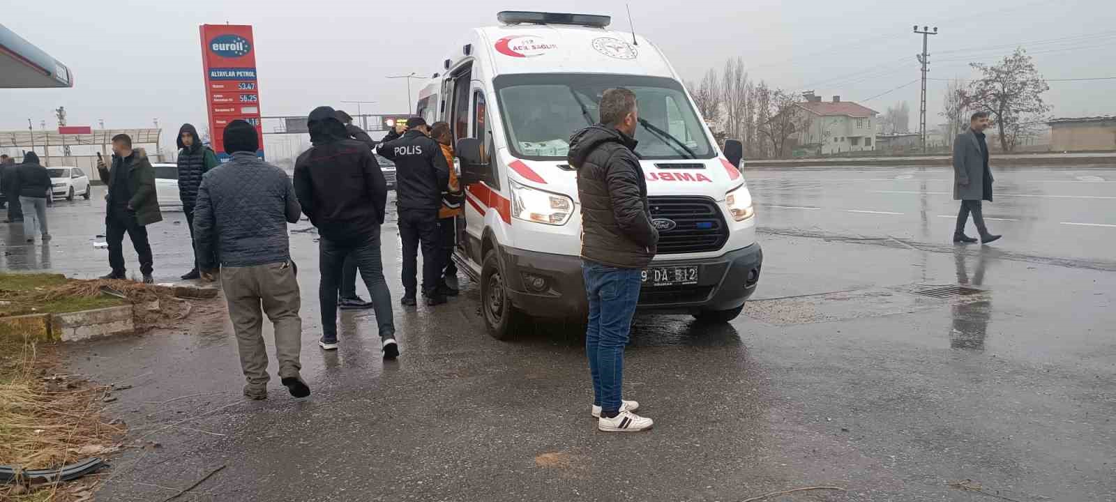 mus bitlis kara yolunda 2 otomobil carpisti 3 yarali 1 LlD8qwBr