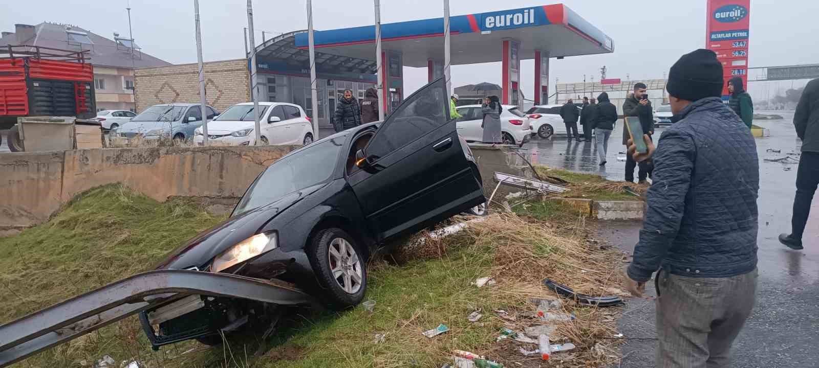 mus bitlis kara yolunda 2 otomobil carpisti 3 yarali 3 bALTDiDi