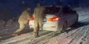 mus-bulanik-yolunda-ulasima-kar-engeli-jandarma-ekipleri-rampada-mahsur-kalan-araclari-tek-tek-kurtardi-RmCs3nay.jpg