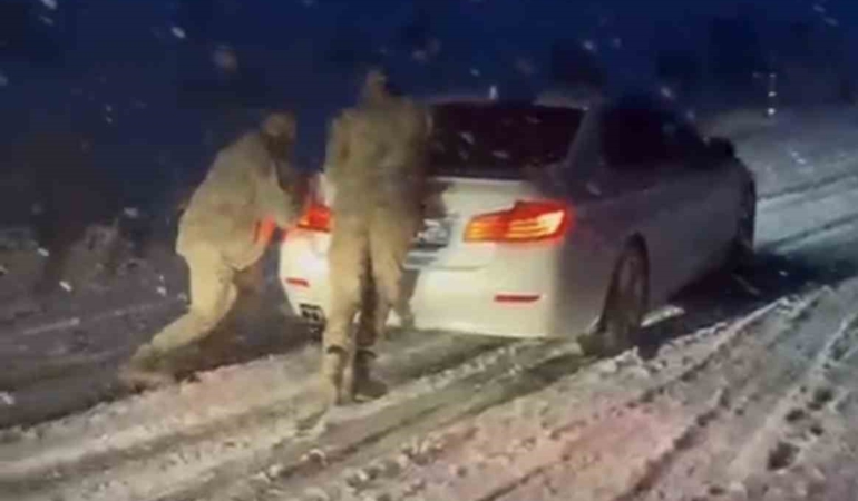 mus-bulanik-yolunda-ulasima-kar-engeli-jandarma-ekipleri-rampada-mahsur-kalan-araclari-tek-tek-kurtardi-RmCs3nay.jpg