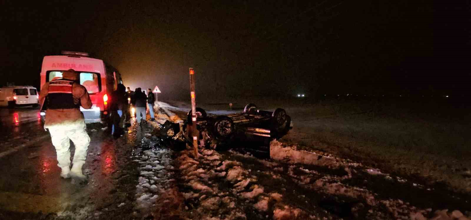 mus erzurum yolunda takla atan otomobil sarampole yuvarlandi 2 yarali 1