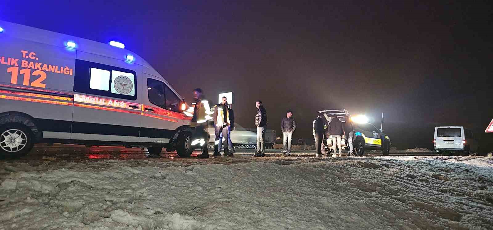 mus erzurum yolunda takla atan otomobil sarampole yuvarlandi 2 yarali 5 ISprzDA4