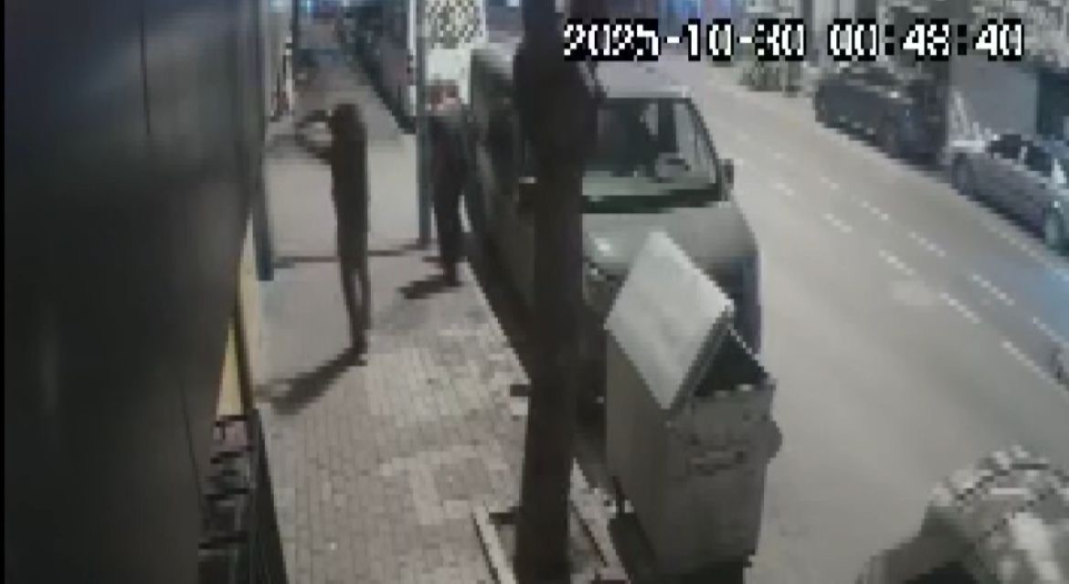 "Müsaade isteyip iş yerini kurşunladı": O anlar güvenlik kamerasına yansıdı 5 musaade isteyip is yerini kursunladi o anlar guvenlik kamerasina yansidi 1 uJy9gzdS