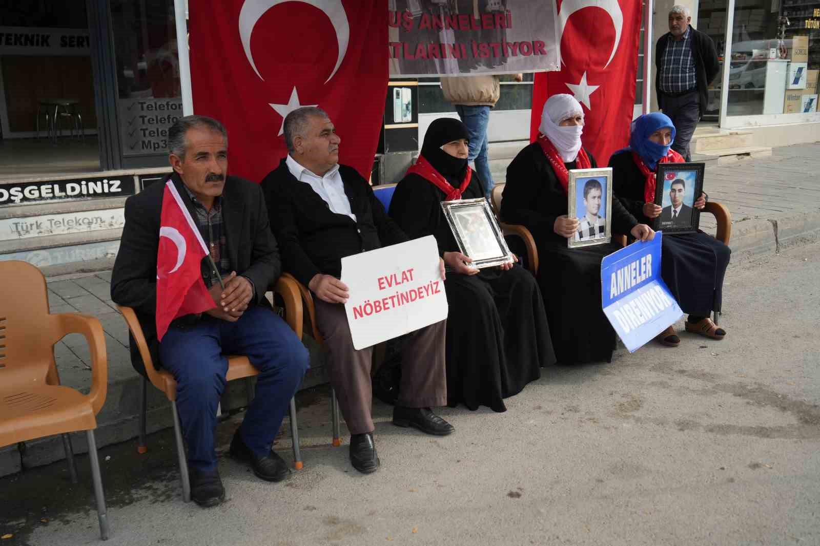 muslu annelerin evlat nobeti suruyor 1 nu3pWfT8