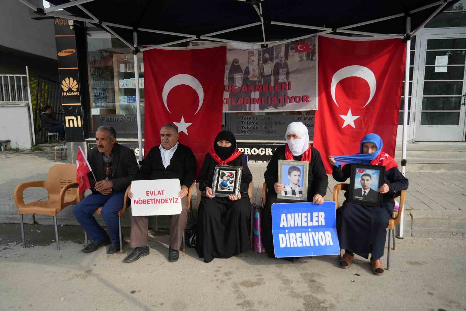 muslu annelerin evlat nobeti suruyor 2 4DTH348R