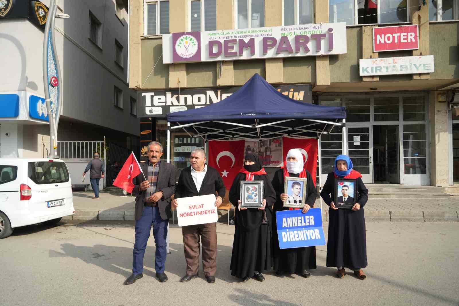 muslu annelerin evlat nobeti suruyor 4 SbYTVLsP