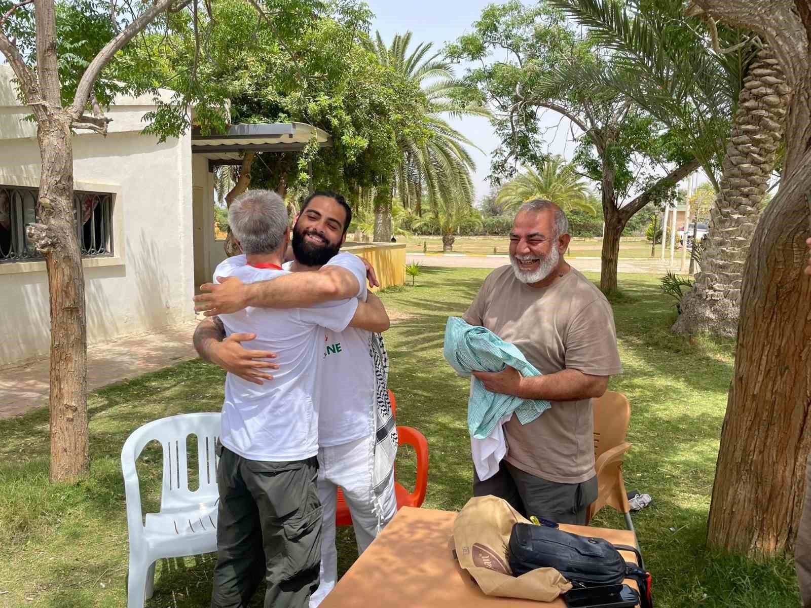 musluman olan uruguayli aktivist alvarez enkazlar arasinda kildiklari namazin kalbimde biraktigi etkiyi unutamiyorum 0 4myN6Sen