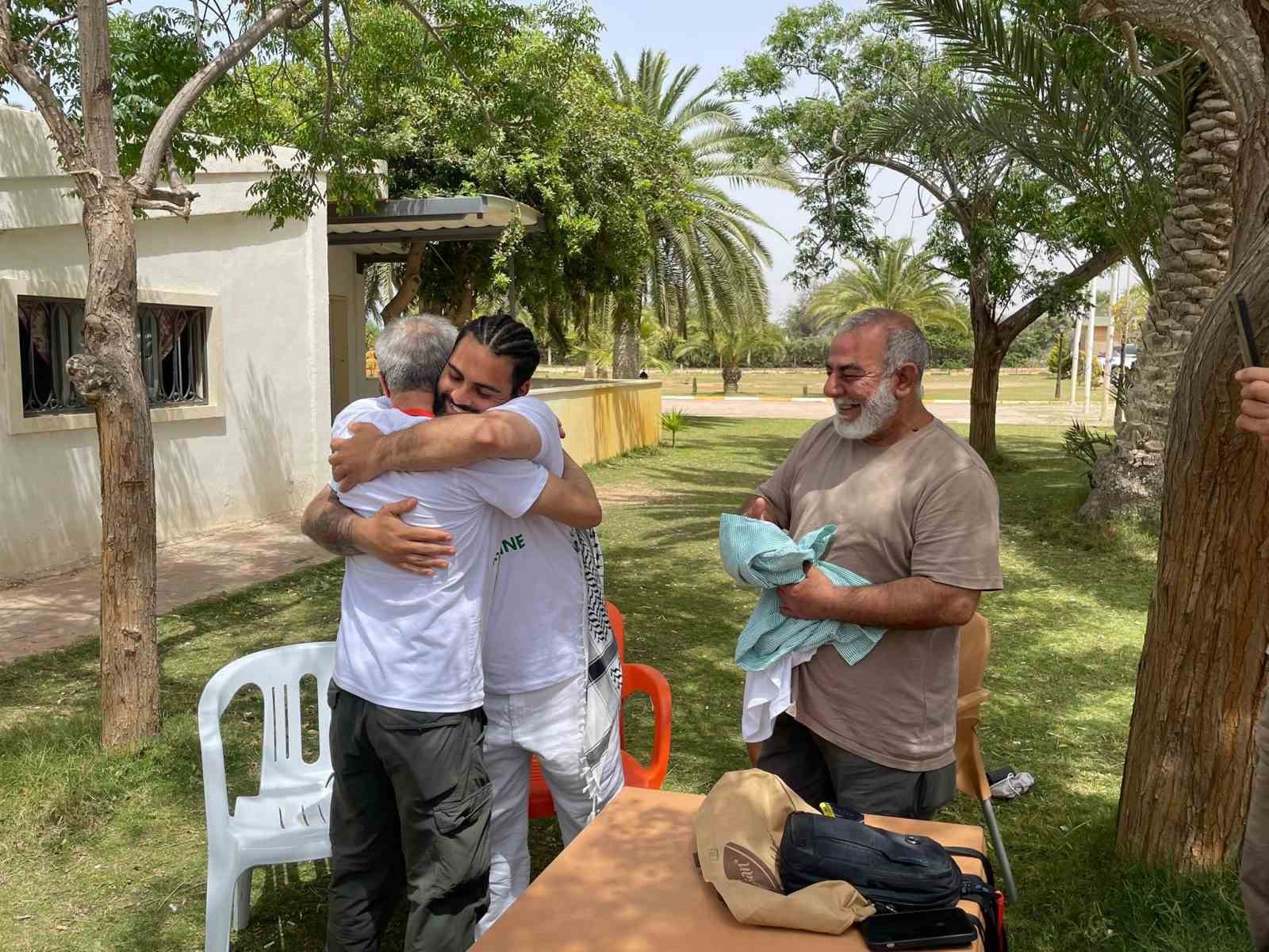 musluman olan uruguayli aktivist alvarez enkazlar arasinda kildiklari namazin kalbimde biraktigi etkiyi unutamiyorum 2 Ui9NOe9H