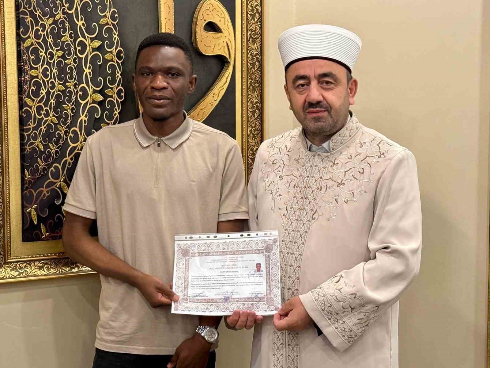 musluman olan zambiyali singoma musa ismini aldi 0 NJUhjcza