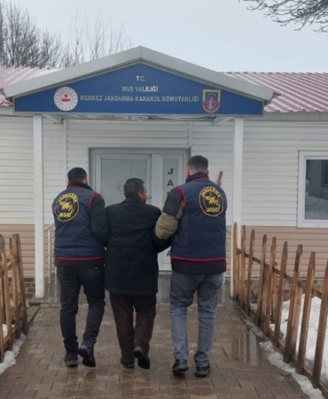 musta-1-yil-6-ay-kesinlesmis-hapis-cezasi-ile-aranan-firari-yakalandi-c4IfKQjP.jpg