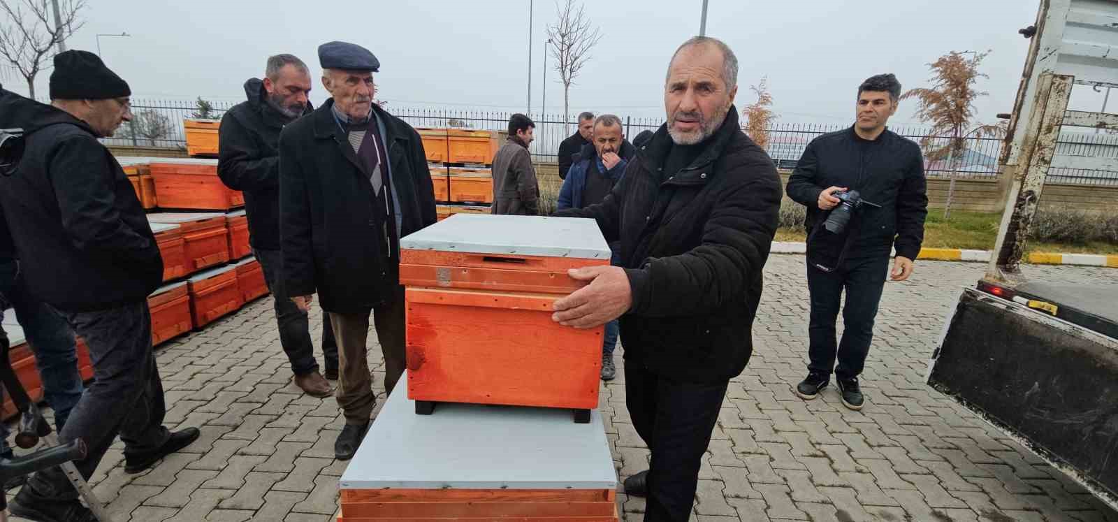 musta 100 ureticiye 1000 ari kovani dagitildi 3 AJmArrMG