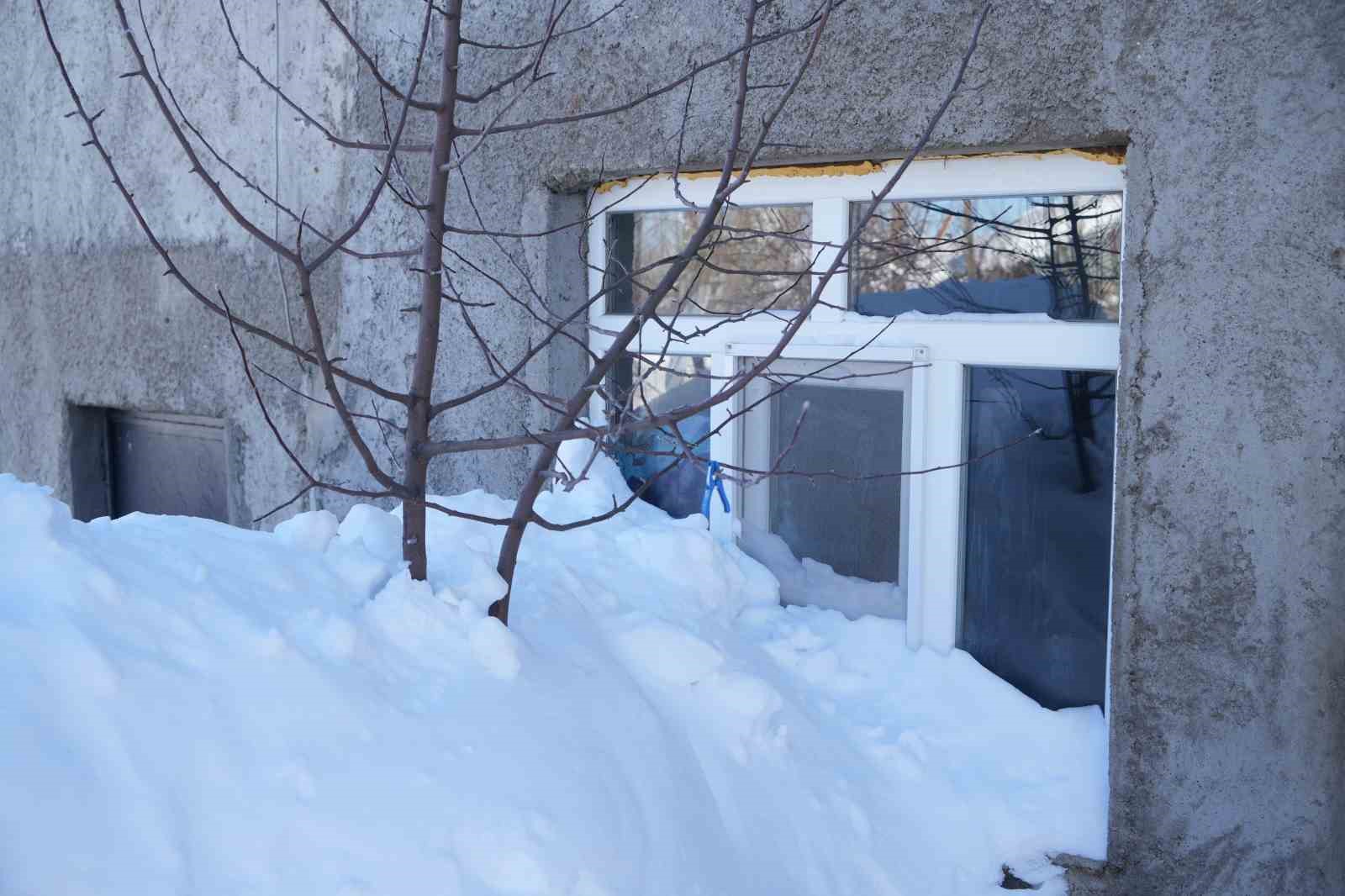 Muş’ta 1800 rakımlı köy kara gömüldü: Evler kar altında, ulaşım tünellerle sağlanıyor 8 musta 1800 rakimli koy kara gomuldu evler kar altinda ulasim tunellerle saglaniyor 4