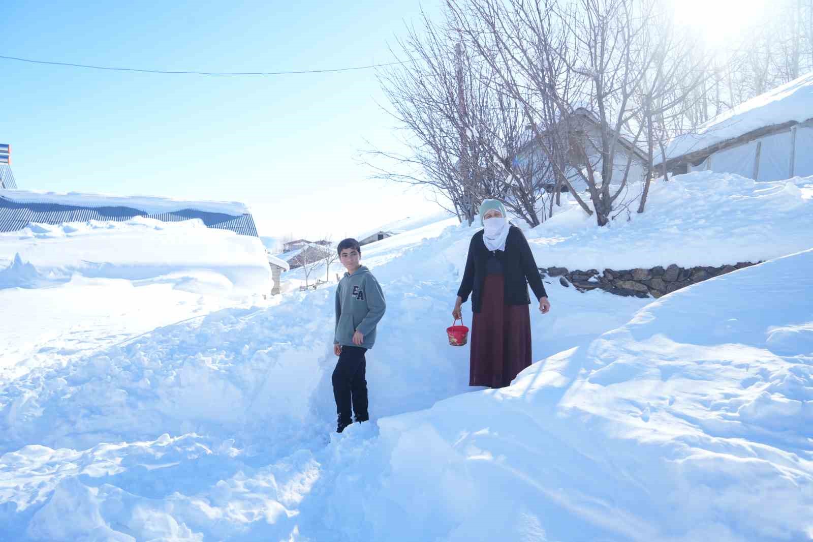 Muş’ta 1800 rakımlı köy kara gömüldü: Evler kar altında, ulaşım tünellerle sağlanıyor 12 musta 1800 rakimli koy kara gomuldu evler kar altinda ulasim tunellerle saglaniyor 8 26aRgMfV