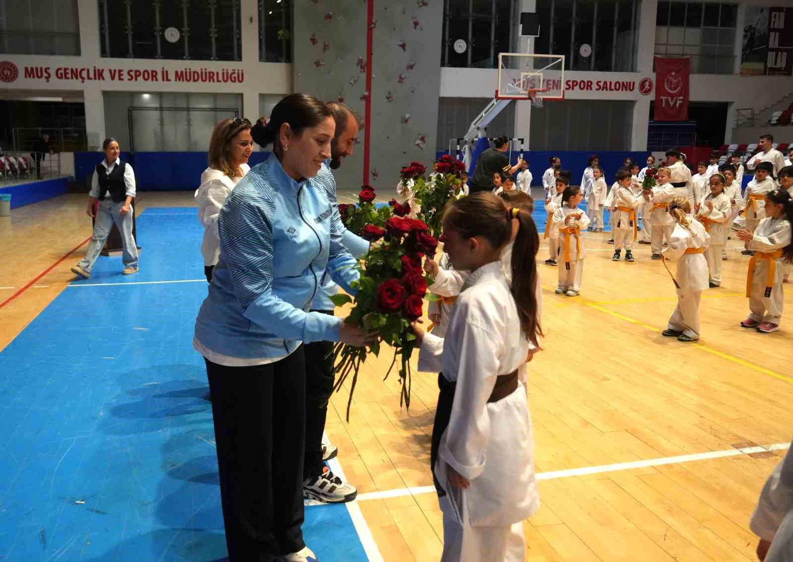 musta 300 karateciden ogretmenlerine anlamli surpriz 3 QXFN3B3z