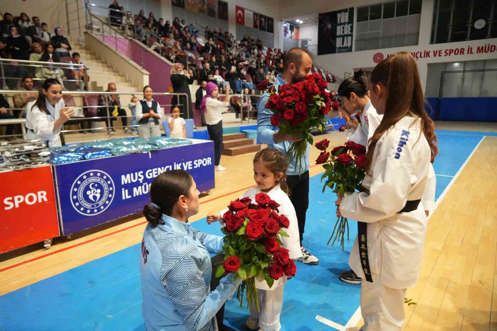 musta 300 karateciden ogretmenlerine anlamli surpriz 4 eabDyhW1