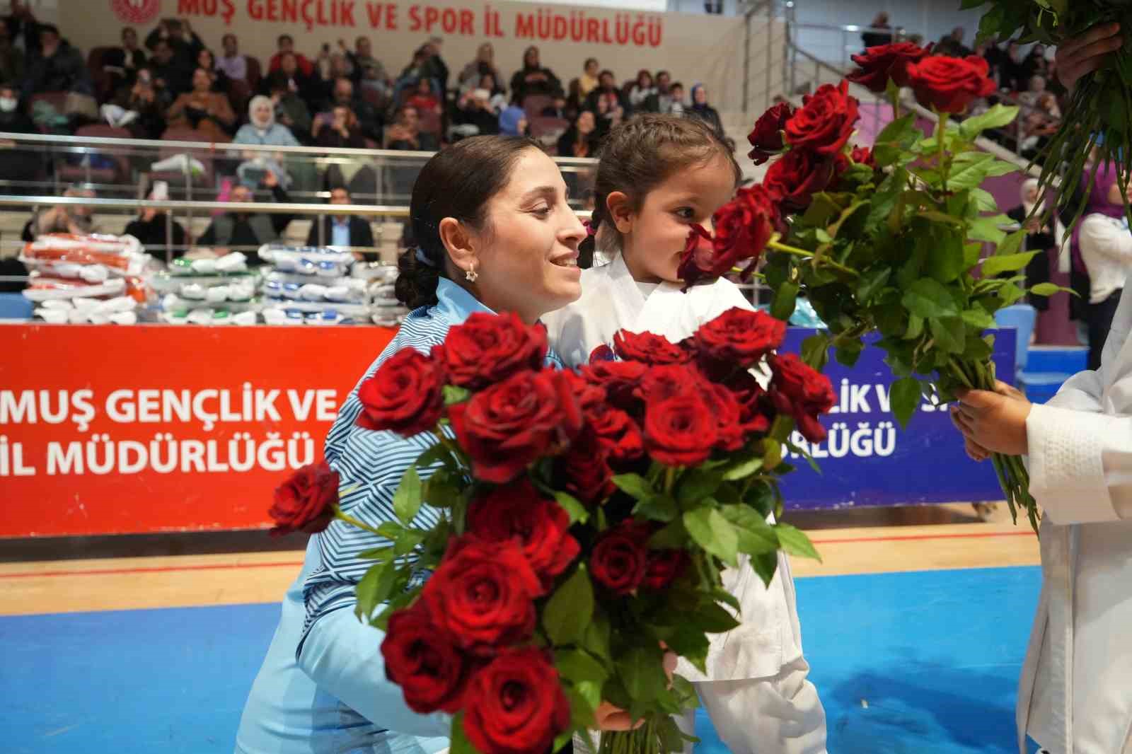 musta 300 karateciden ogretmenlerine anlamli surpriz 5 iVMGFK3R