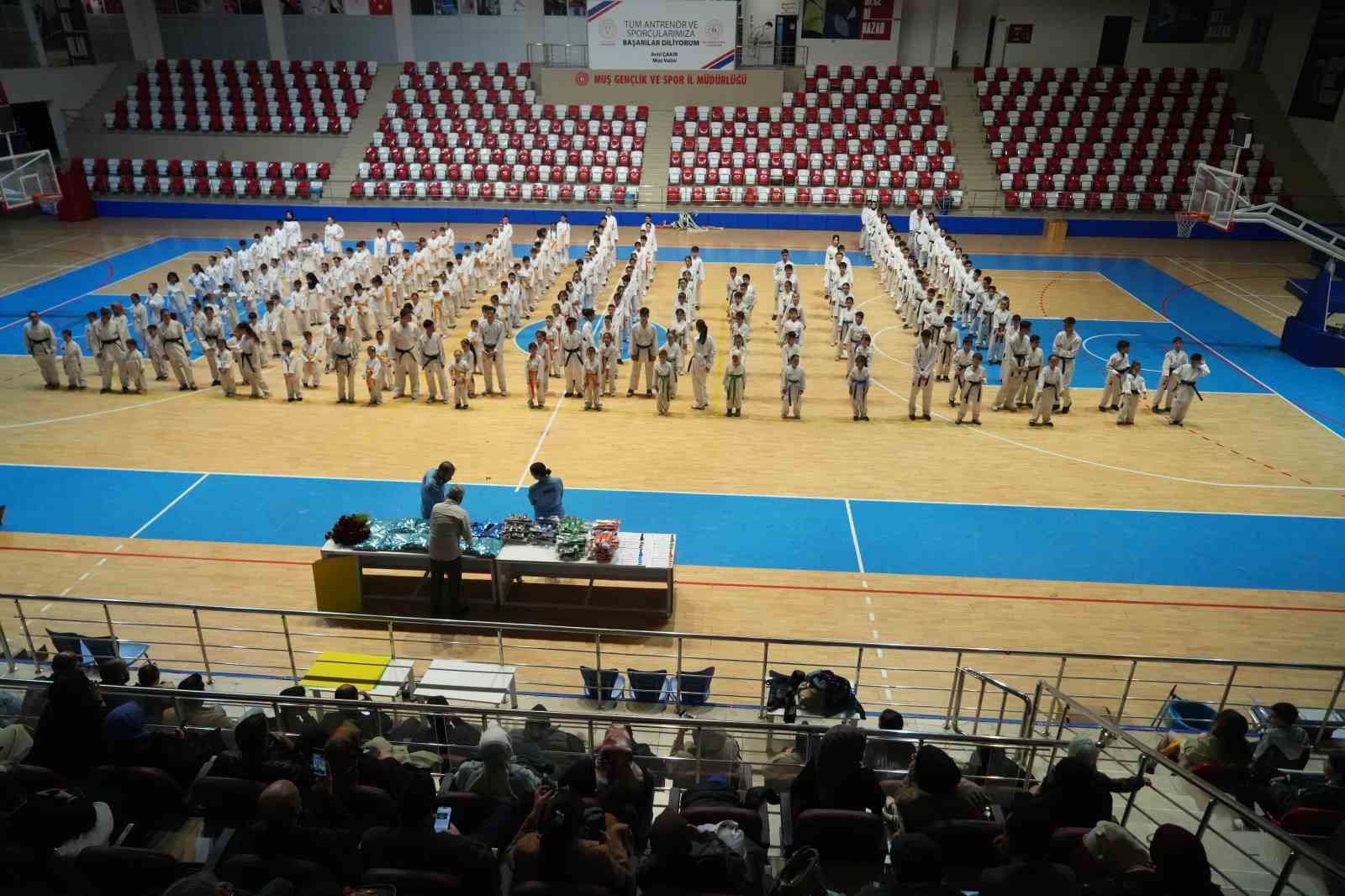 musta 300 karateciden ogretmenlerine anlamli surpriz 7 HnIzdOFm