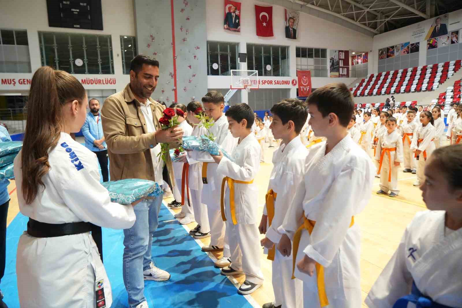 musta 300 karateciden ogretmenlerine anlamli surpriz 8 7UNr27Pl