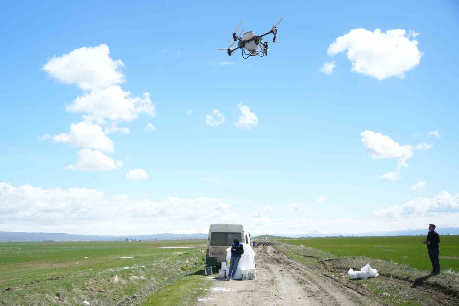 musta 42 bin donumluk tarim arazisi dron ile gubrelendi 7 cBVszLJL