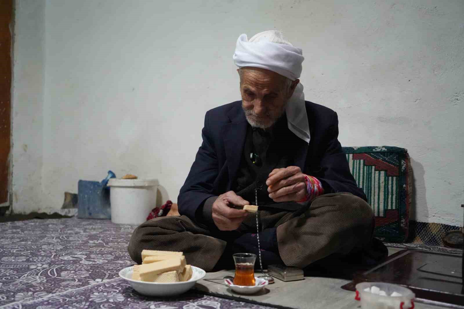 musta 86 yasindaki rustem dede 50 yildir sadece cay ve gofretle yasamini surduruyor 1