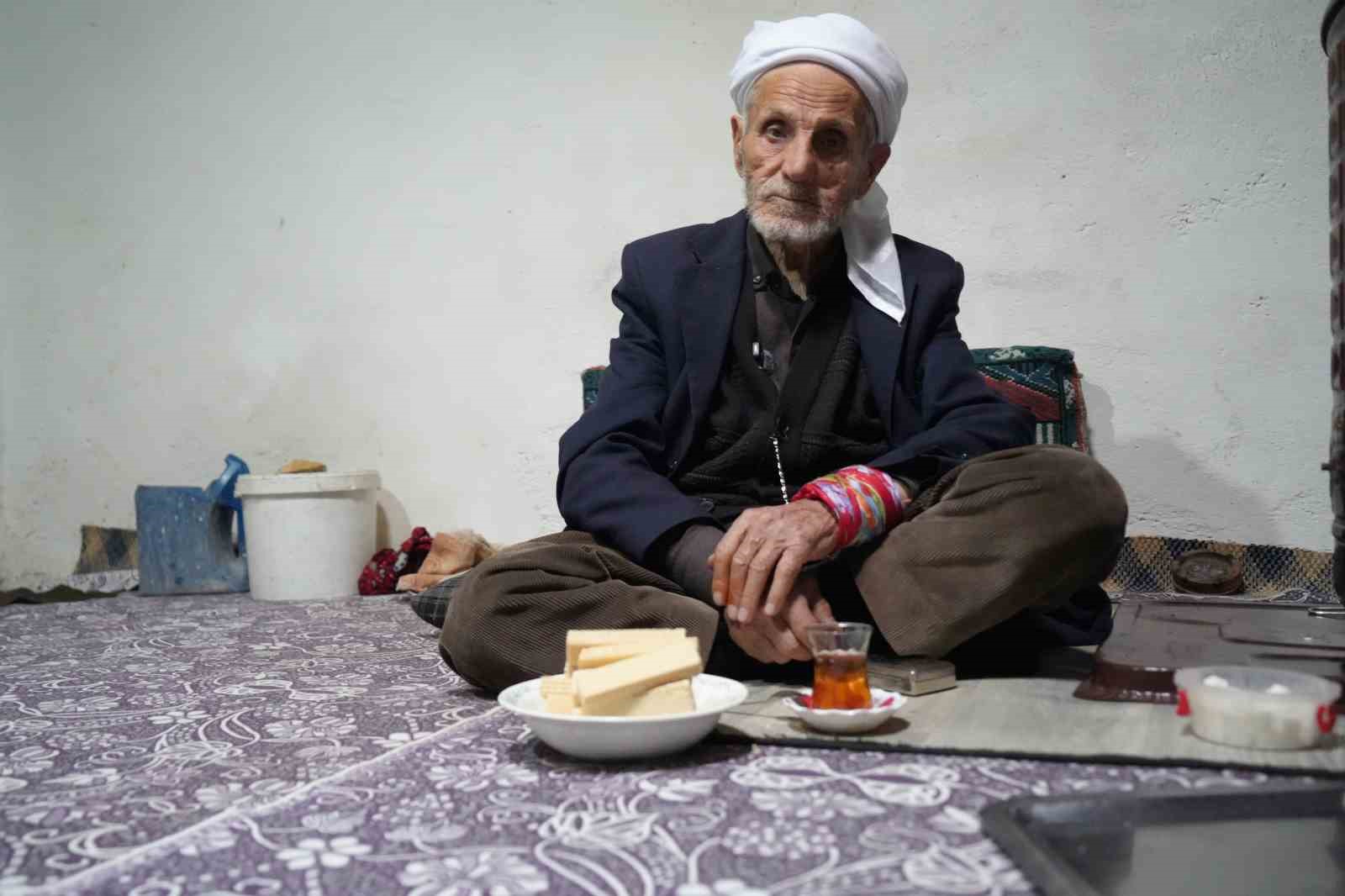 musta 86 yasindaki rustem dede 50 yildir sadece cay ve gofretle yasamini surduruyor 2 8KLjYP83