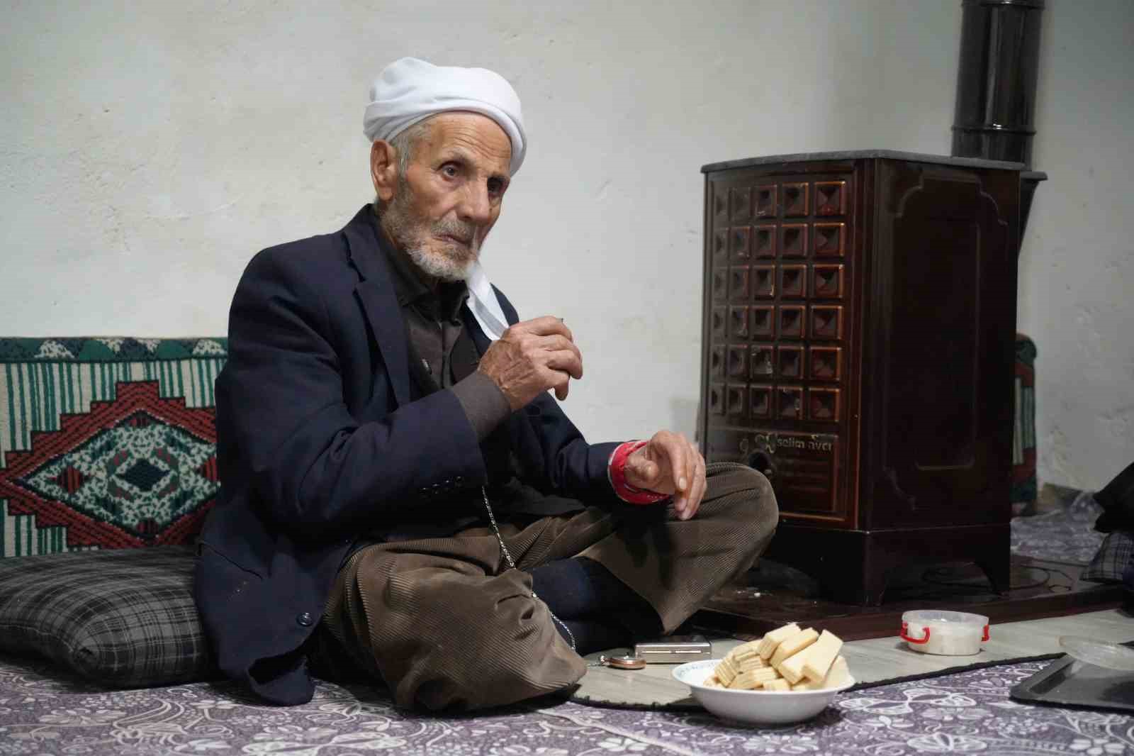 musta 86 yasindaki rustem dede 50 yildir sadece cay ve gofretle yasamini surduruyor 4 uET5wNRG