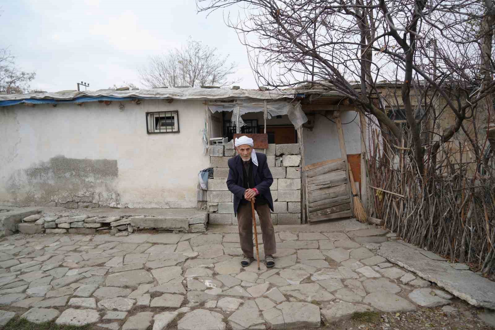 musta 86 yasindaki rustem dede 50 yildir sadece cay ve gofretle yasamini surduruyor 5 LTDKim9G