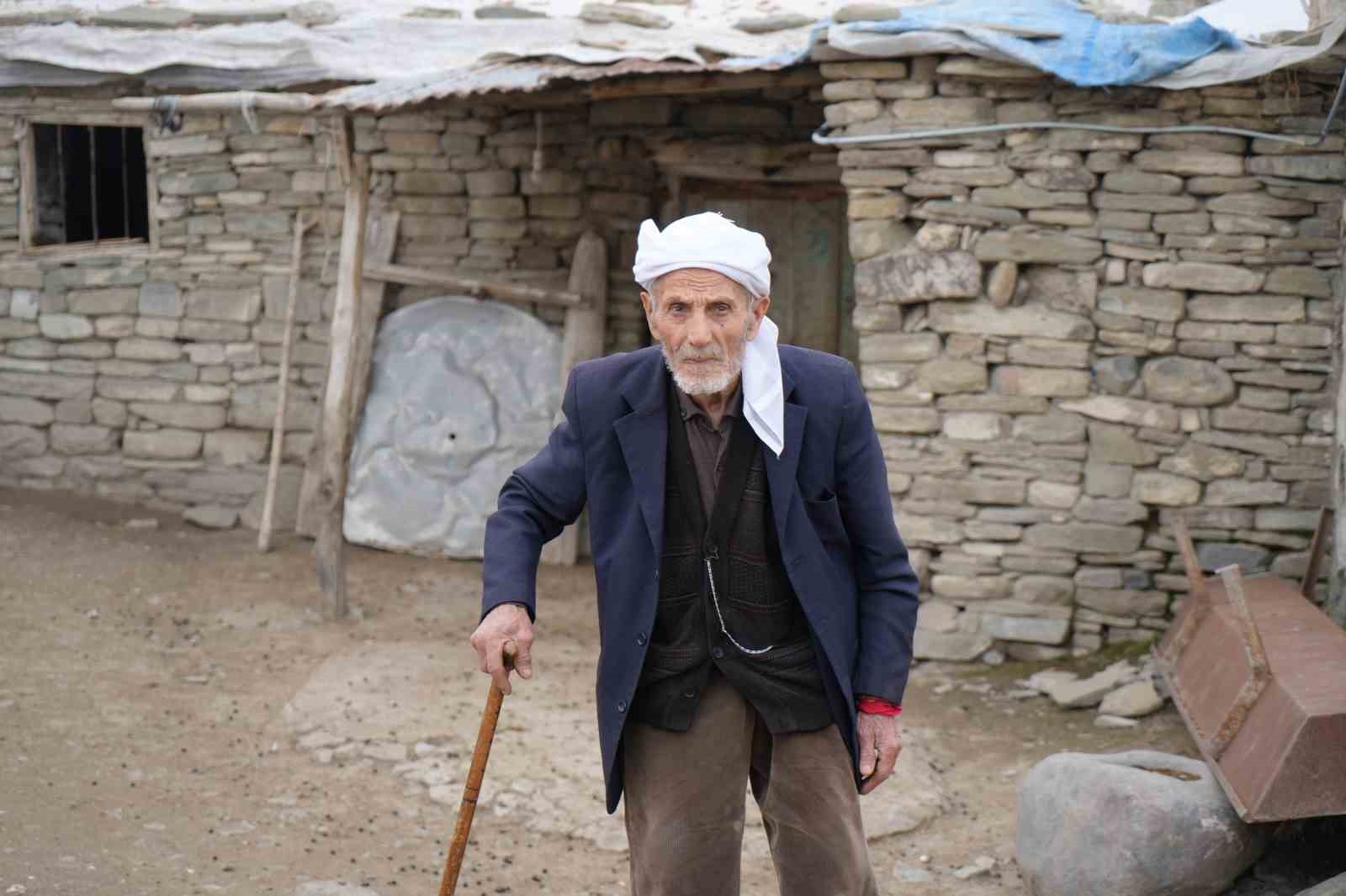 musta 86 yasindaki rustem dede 50 yildir sadece cay ve gofretle yasamini surduruyor 6 TaadsKKM