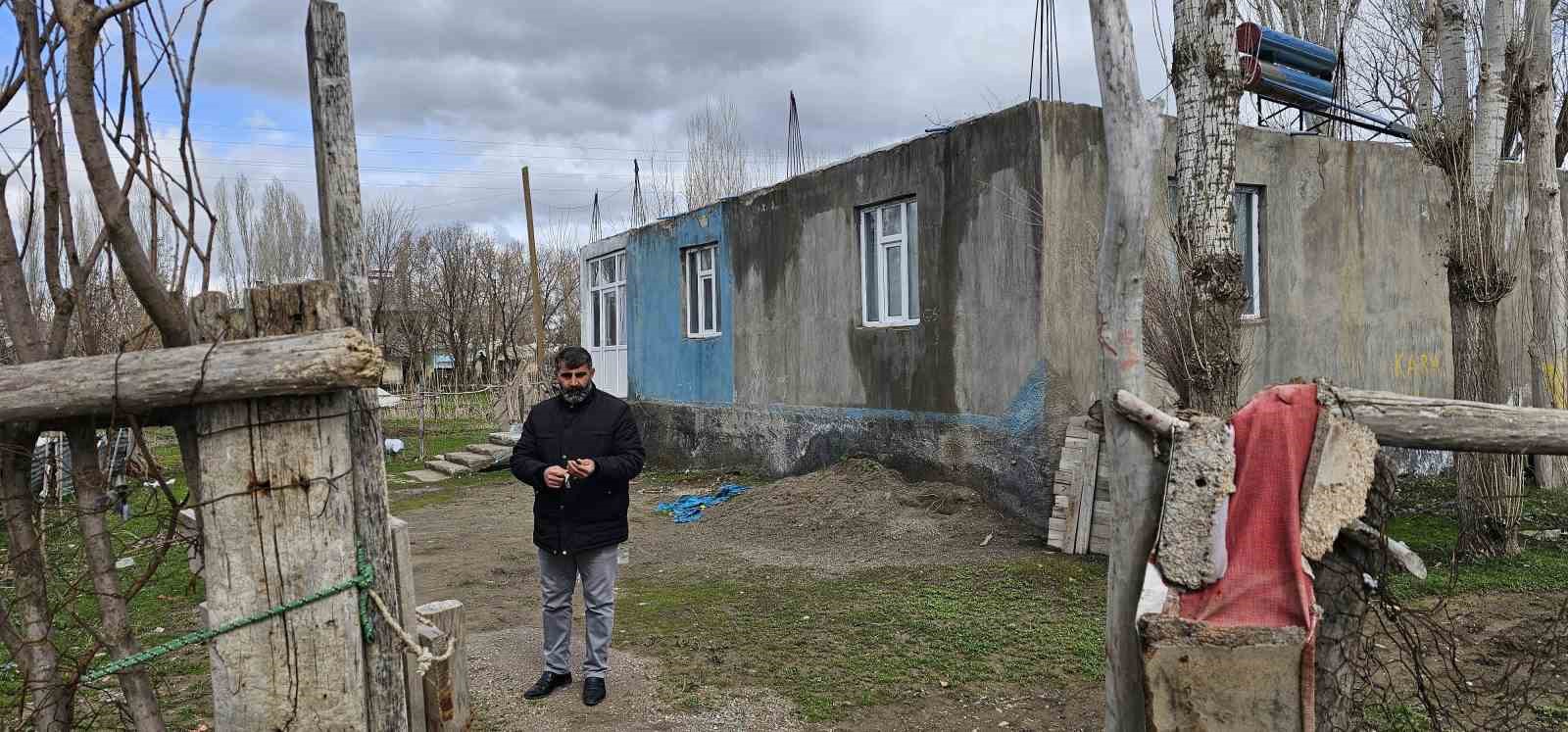 musta 9 gun once oldurulen adamin kedileri mezarinin basindan ayrilmiyor 1 QngIjUDI