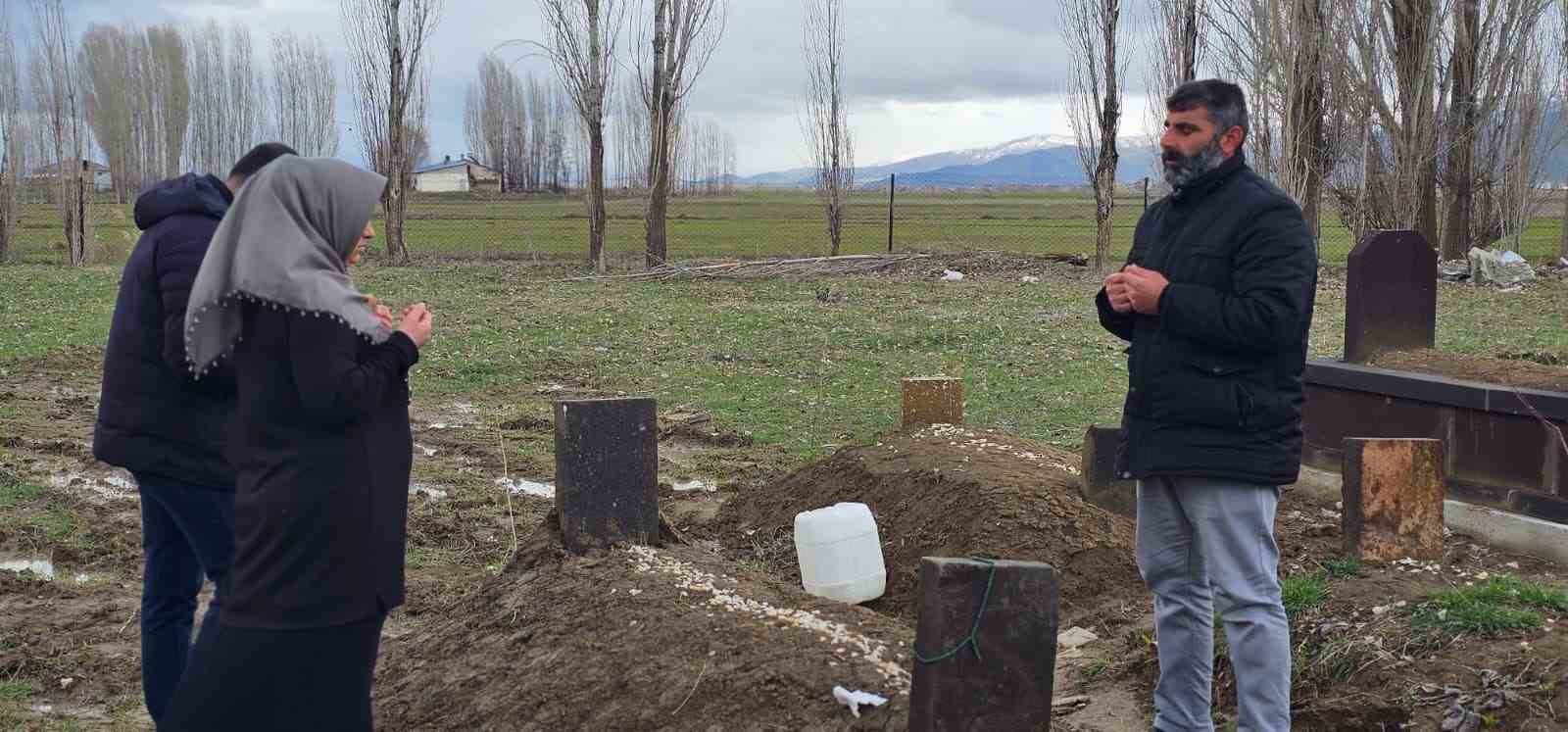 musta 9 gun once oldurulen adamin kedileri mezarinin basindan ayrilmiyor 7 3LXjpGs4